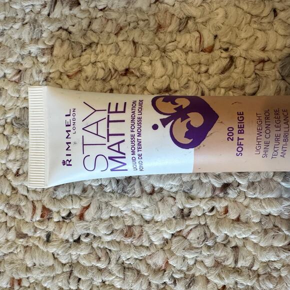 Rimmel London Stay Matte Liquid Mousse Foundation 200 Soft Beige Liquid 1 oz NEW - Picture 4 of 6